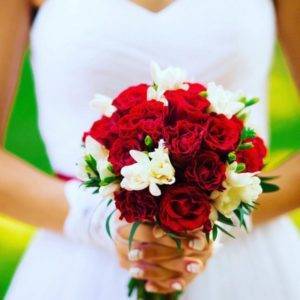 Свадебный букет с красными розами
