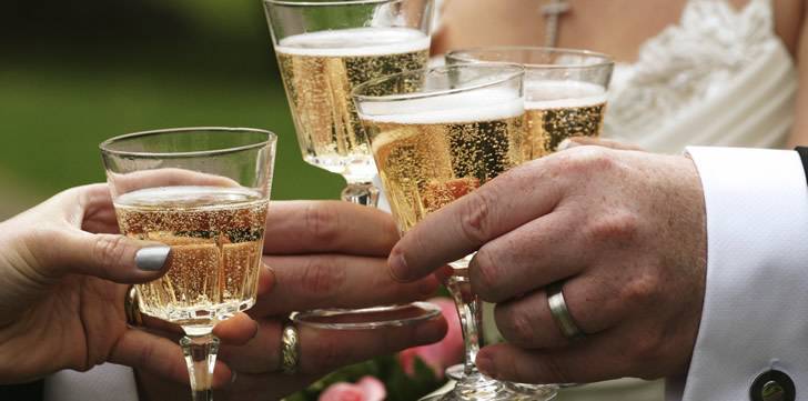 сколько надо шампанского на свадьбе