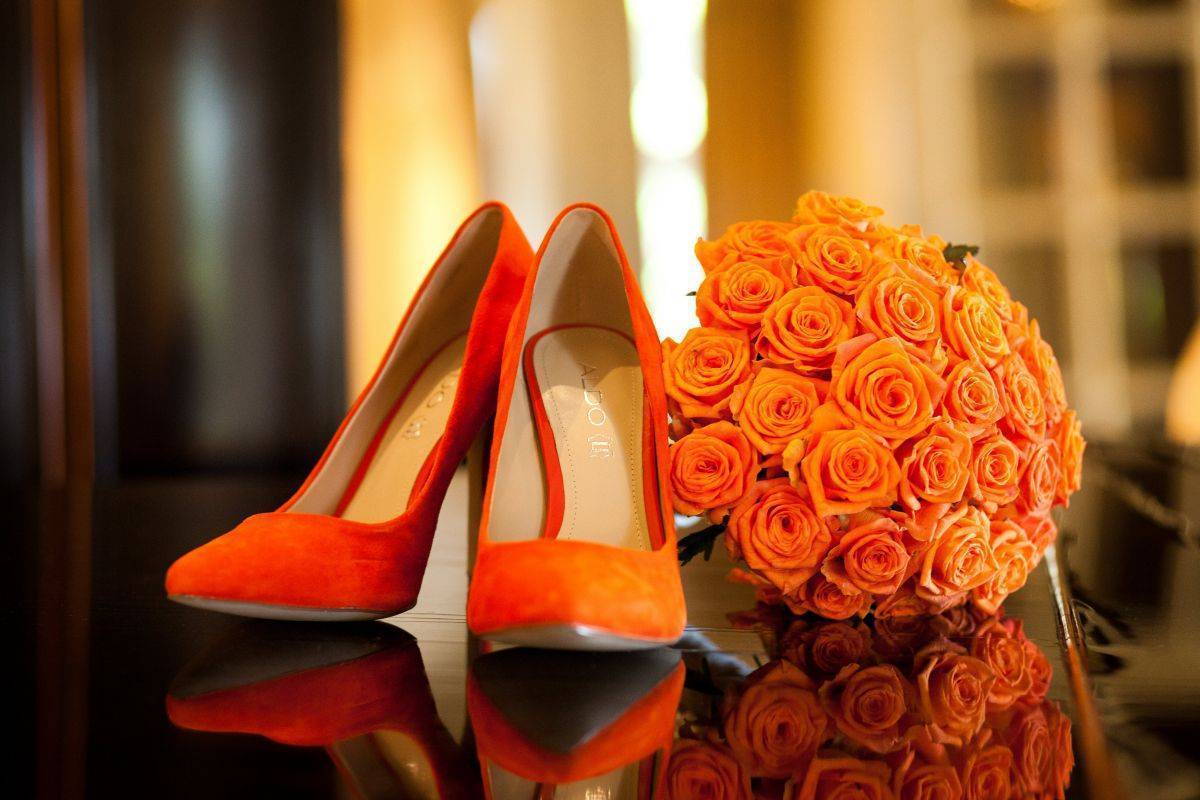 Оранжевое свадебное платье обувь и букет
