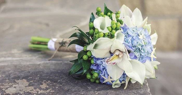 Цветочное украшение невесты в бело-голубой гамме
