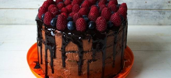 Голый торт с ягодами