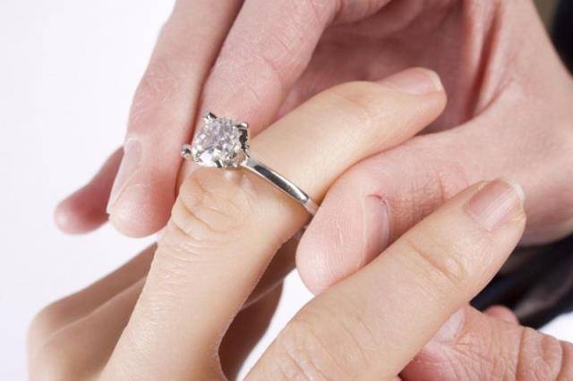 Кольцо с бриллиантом - лучший подарок турецкой невесте