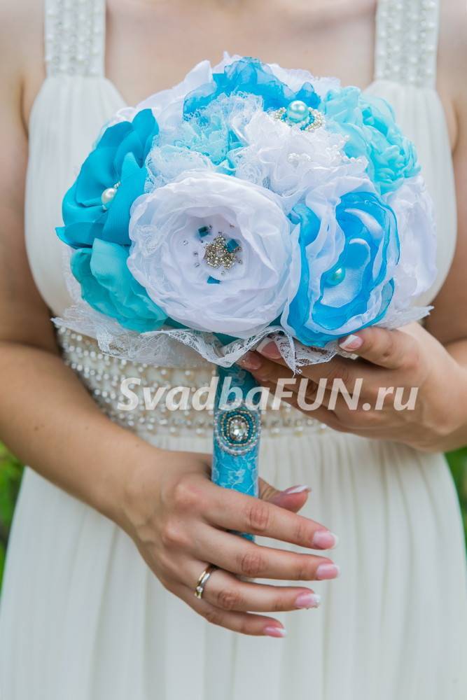 искусственный свадебный букет с крупными цветами