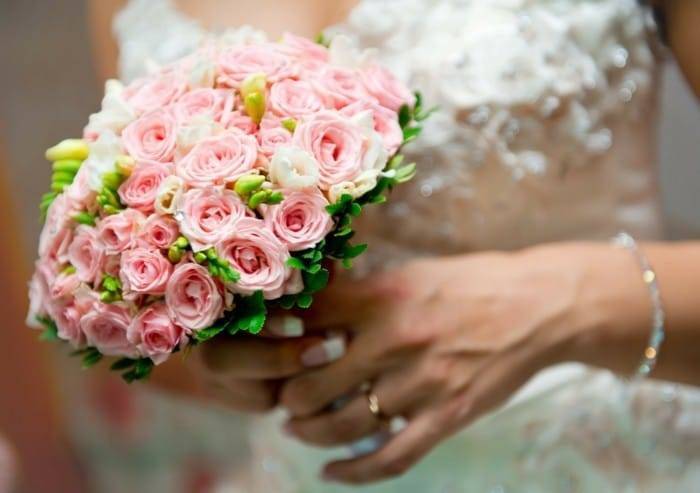 Свадебный букет из кустовой розы