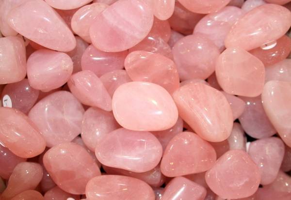 Камень розовый кварц