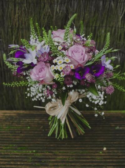 букет невесты с фиолетовыми цветами