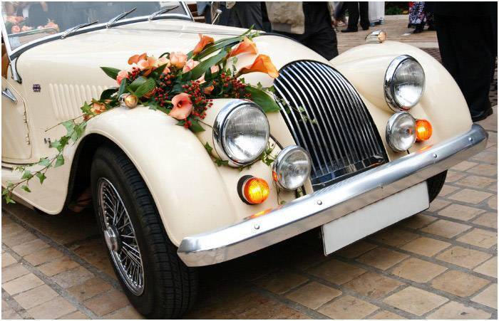 Изысканный декор машины во время свадьбы
