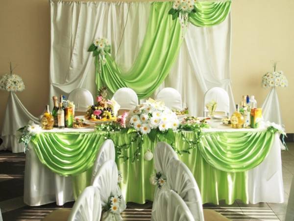 оформление стола молодоженов для ромашковой свадьбы