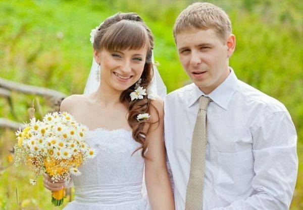жених и невеста с ромашками