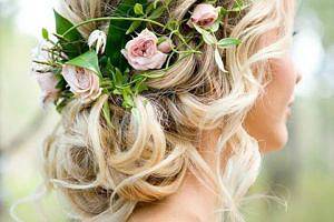 Прически с цветами в волосах на свадьбу 3