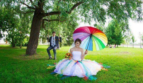 молодожены на свадьбе стиле радуги