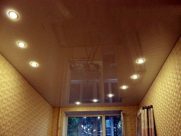 Как разместить группу точечных светильников на потолке