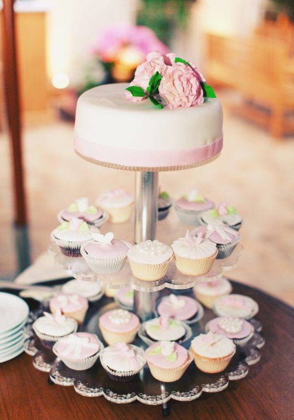 Торт с капкейками на свадьбу