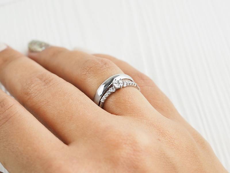 Как носить помолвочное кольцо после свадьбы