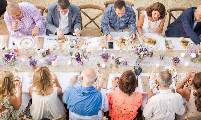 Гости за столом на свадьбе